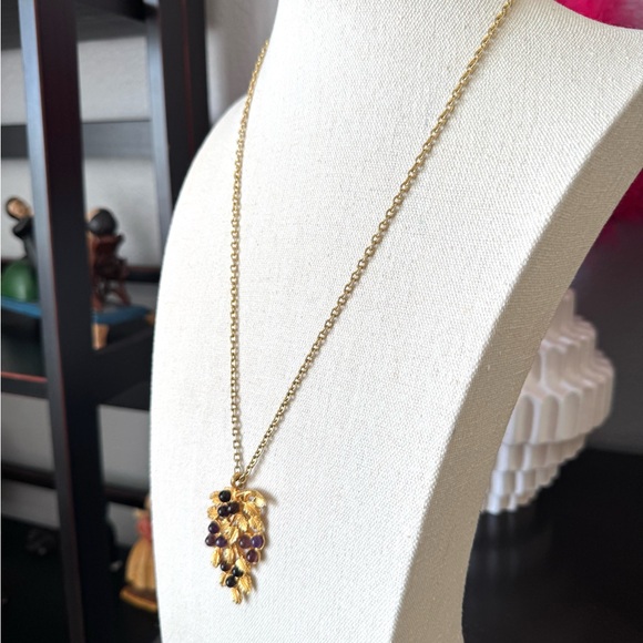 Vintage Grapes and Leaves Gold Pendant Necklace - Picture 3 of 9